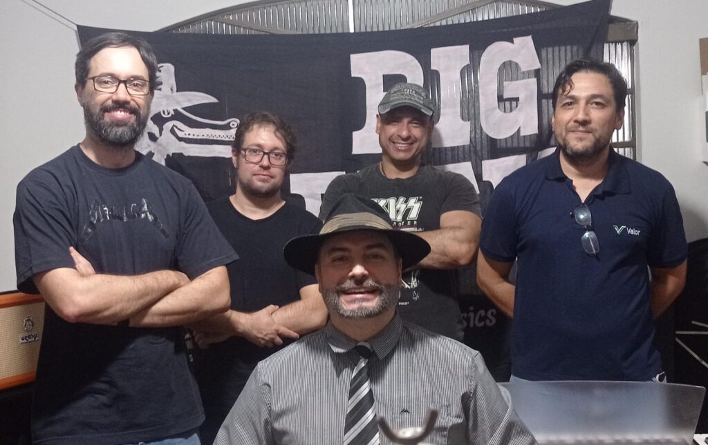 Da esquerda pra direita: Vitor Martinez (guitarra), Roberto Murta (teclado), Henrique Guebur (vocal), Sidnei Vasconcellos (bateria), Alexssander Meza (baixo)